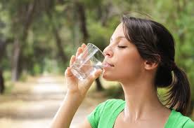 Εννέα σημάδια που μαρτυρούν ότι δεν πίνετε αρκετό νερό